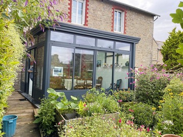 véranda sur maison pierre avec jardin, aluminium thermolaqué
