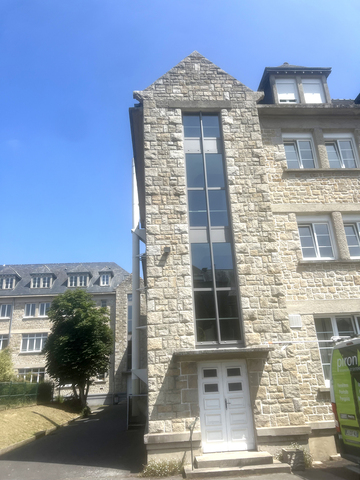 Menuiserie aluminium posée dans une cage d'escalier pose d'une menuiserie aluminium fixe en rénovation d'un bâtiment collectif