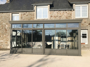 Véranda aluminium sur une maison pierre près de Saint Malo