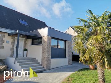 Extension de maison en maçonnerie enduite et toiture plate près de Dinard