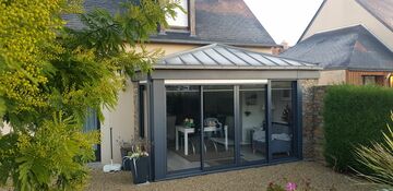 Une extension traditionnelle avec toiture zinc