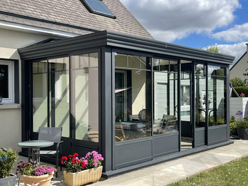 une véranda aluminium avec panneaux de soubassement près de Dinan
