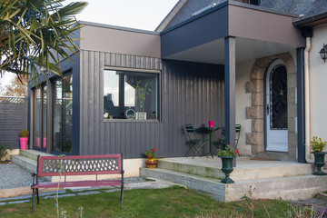 Une extension de maison à toiture plate noire près de Saint Malo