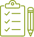Checklist : Planification et vérification rapide des tâches. Presse-papiers olive affichant une liste de contrôle avec trois tâches complétées. Crayon de travail à côté pour la planification et le suivi.