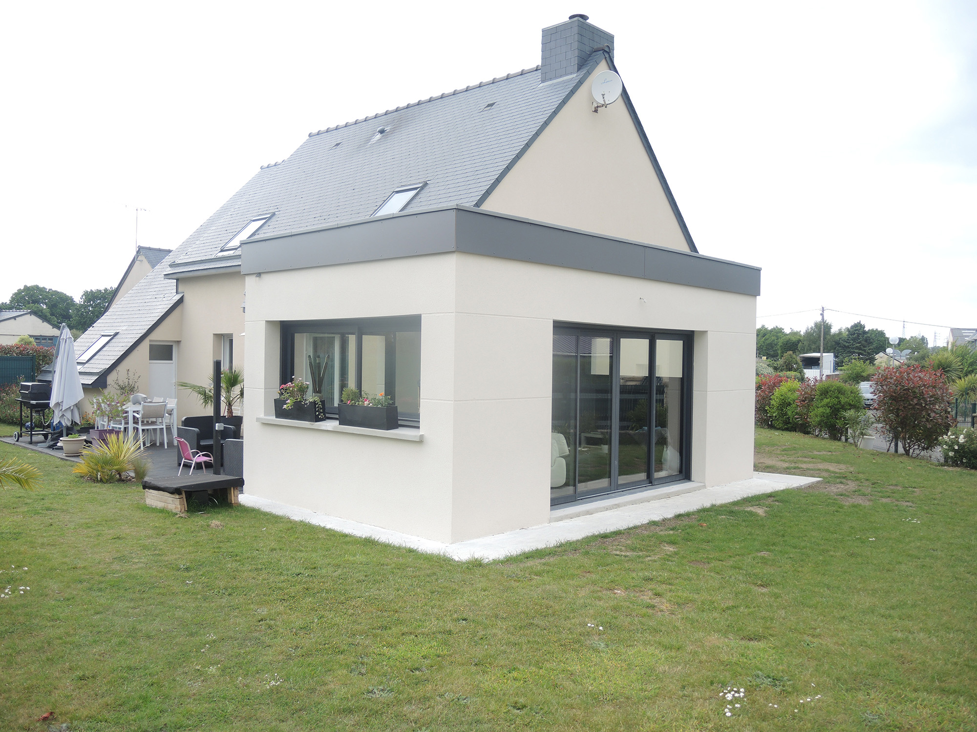 Extension de maison à toiture plate