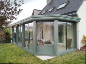 Vue intérieure d'une véranda aluminium lumineuse à Dinard